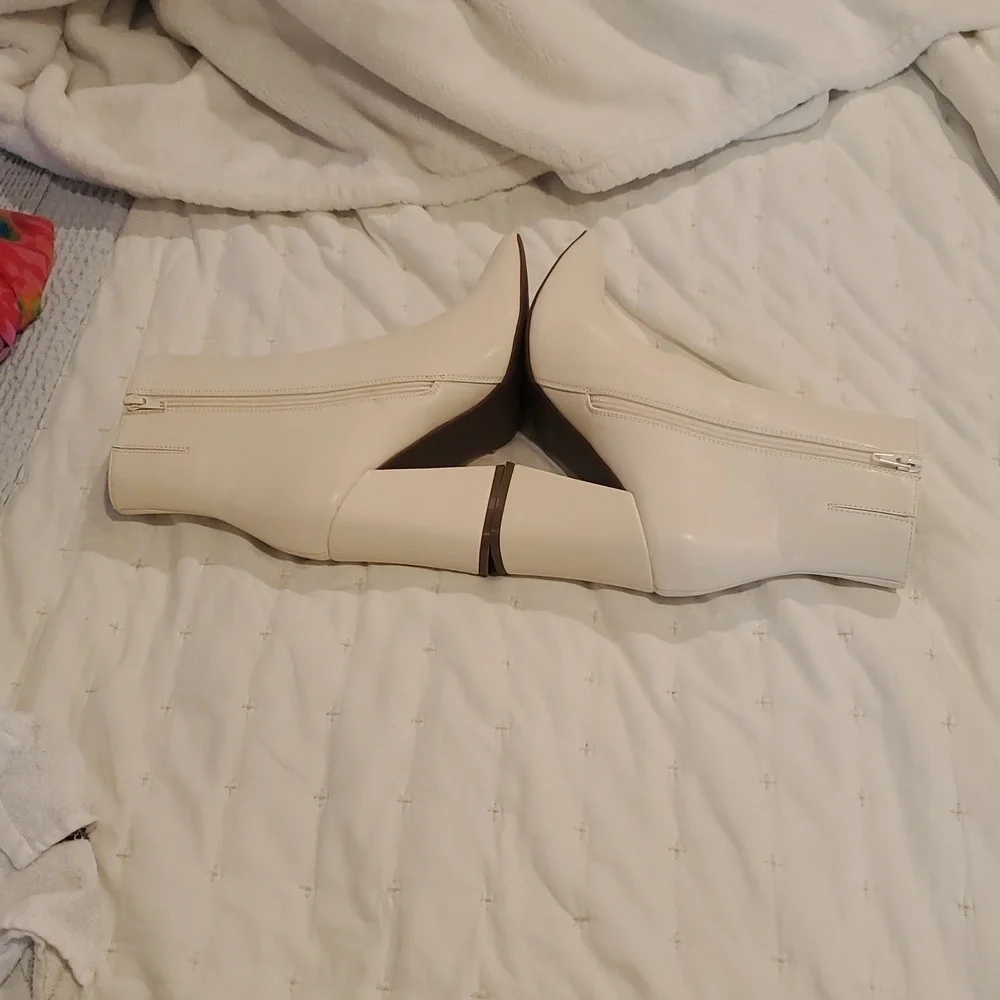 NWOT White Madden Girl Cody ankle boots size 11